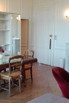 Έπιπλα σε διαμέρισμα στούντιο