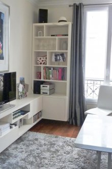 Πώς να τακτοποιήσετε τα έπιπλα σε ένα στούντιο διαμέρισμα με ράφια