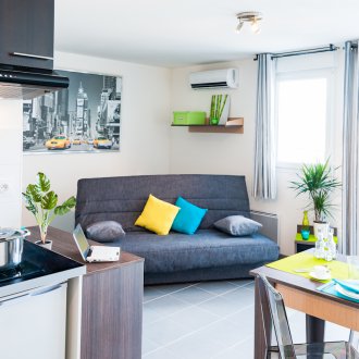 Πώς να οργανώσετε γωνιακά έπιπλα σε διαμέρισμα στούντιο