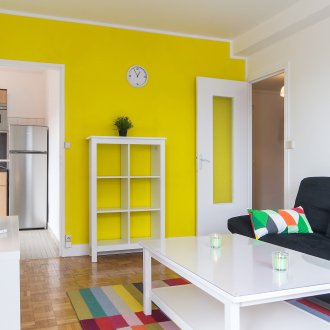 Πώς να τακτοποιήσετε τα έπιπλα σε ένα φωτεινό διαμέρισμα στούντιο