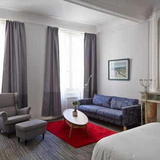 Πώς να τακτοποιήσετε τα έπιπλα σε ένα διαμέρισμα στούντιο με καθρέφτη