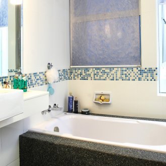 Οριζόντια μωσαϊκή λωρίδα στο μπάνιο