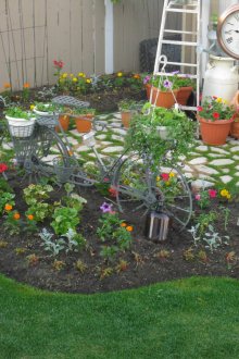 Όμορφες παρτέρια και πρωτότυπη διακόσμηση στη χώρα