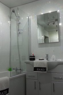 Sửa chữa nhà vệ sinh bằng tấm sáng bóng