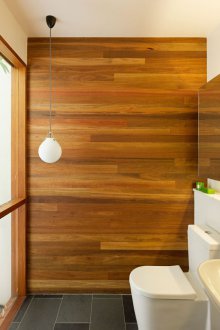 Επισκευή τουαλέτας με πλαστικοποιημένα πάνελ