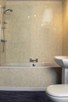 Επισκευή τουαλέτας με πλαστικά πάνελ