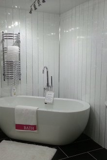 Επισκευή τουαλέτας με ασημί πλαίσια