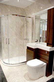 Εγκατάσταση του πίνακα επισκευής τουαλέτας