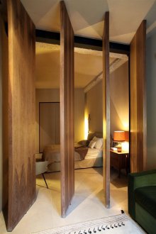 Διαχωριστικό εσωτερικού χώρου από συμπαγές ξύλο