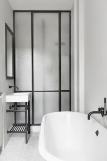 Εσωτερικό χώρισμα στο πατάρι του μπάνιου