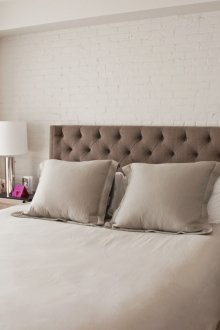 Δύο κομοδίνα στο υπνοδωμάτιο