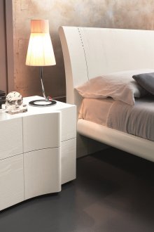 Ασυνήθιστο λευκό κομοδίνο