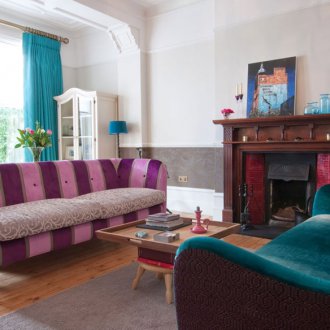 Μωβ καναπές στο εσωτερικό