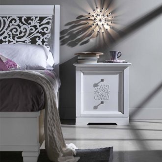 Λευκή ξύλινη κομοδίνο με δύο συρτάρια και σκαλιστό μοτίβο