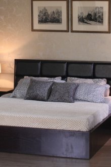 Μαύρο κομοδίνα στο υπνοδωμάτιο