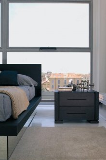 Μαύρη ξύλινη κομοδίνα σε μοντέρνο υπνοδωμάτιο