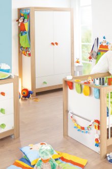 Η διάταξη του παιδικού δωματίου είναι πολύχρωμη