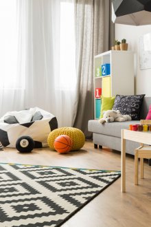 Η διάταξη του παιδικού δωματίου σε γκρίζο σχέδιο