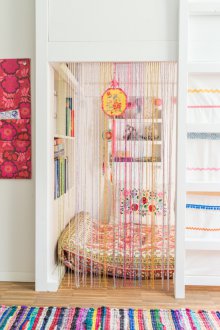 Η διάταξη του παιδικού δωματίου με κουρτίνα