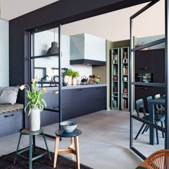 Oduska από Odnushka με ένα διαμέρισμα μεταξύ της κουζίνας