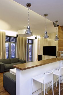 Σχεδιασμένη κουζίνα καθιστικού με μπαρ για πρωινό