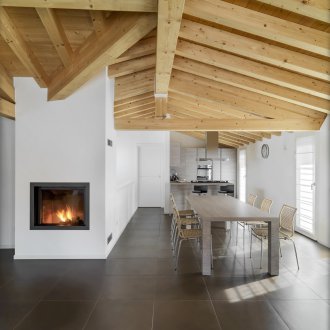 Σχεδιασμός κουζίνας με ξύλινη οροφή