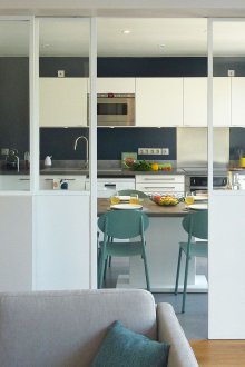 Σχεδιασμός κουζίνας καθιστικού με πόρτες