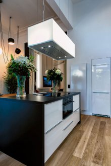 Γυαλιστερό σχεδιασμό κουζίνας καθιστικού