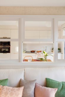 Σχεδιασμός κουζίνας καθιστικού με παράθυρο