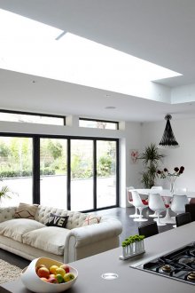 Σχεδιασμός κουζίνας καθιστικού με πανοραμικό παράθυρο