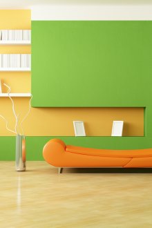 Πράσινοι ασβεστόλιθοι σε συνδυασμό με πορτοκαλί έπιπλα