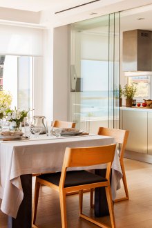 Σχεδιασμός καθιστικό κουζίνα με γυάλινες πόρτες