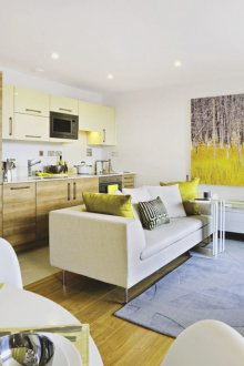 Σχεδιασμός κουζίνας καθιστικού με κίτρινη διακόσμηση