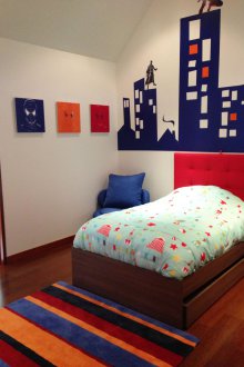 Το ντεκόρ τοίχου με ένα παιδικό σχέδιο της πόλης