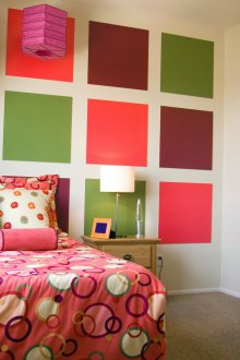 Η διακόσμηση του παιδικού δωματίου είναι πολύχρωμη.