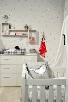 Η διακόσμηση του παιδικού δωματίου είναι φωτεινή