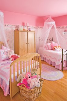 Habitació infantil per a dos nens amb marquesina