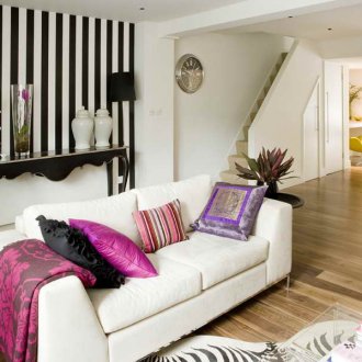 Ριγέ ταπετσαρία σε έναν τοίχο σε ένα ελαφρύ εσωτερικό