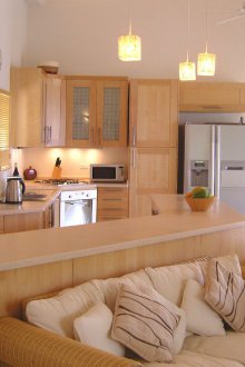 Αναδιαμορφώνει την κουζίνα γύρω από την περίμετρο