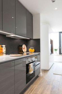 Αναδιαμορφώνοντας την κουζίνα με κίτρινες προφορές