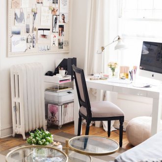 Εργασία στο σπίτι με καναπέ