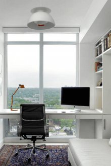 Χώρος εργασίας ενός σπιτιού με πανοραμικό παράθυρο