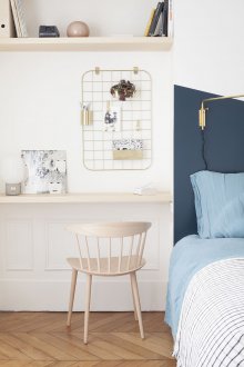 Εργασία στο σπίτι στο υπνοδωμάτιο