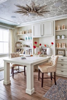 Ο χώρος εργασίας του σπιτιού είναι φωτεινό