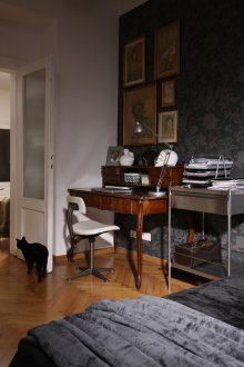 Εργασία στο σπίτι σε σκούρα χρώματα