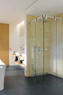 Μπάνιο και ντους σε ένα ευρύχωρο δωμάτιο