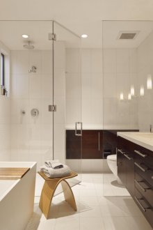 Ντους και τουαλέτα πίσω από το γυαλί στο μπάνιο