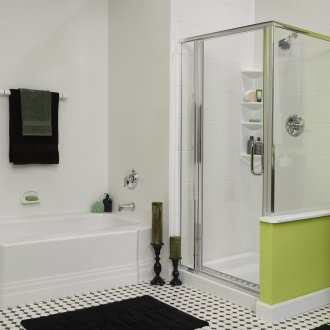 Ντους σε ένα λευκό-πράσινο μπάνιο