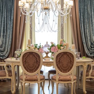 Κουρτίνες σμέουρων στο σαλόνι