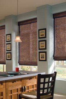 Καφέ ρωμαϊκές κουρτίνες από φυσικό υλικό στην κουζίνα